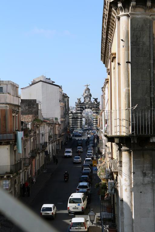 Le 3 B Bed & Breakfast Catania Bagian luar foto