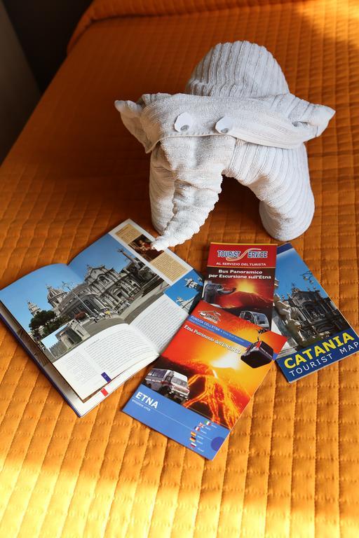Le 3 B Bed & Breakfast Catania Bagian luar foto